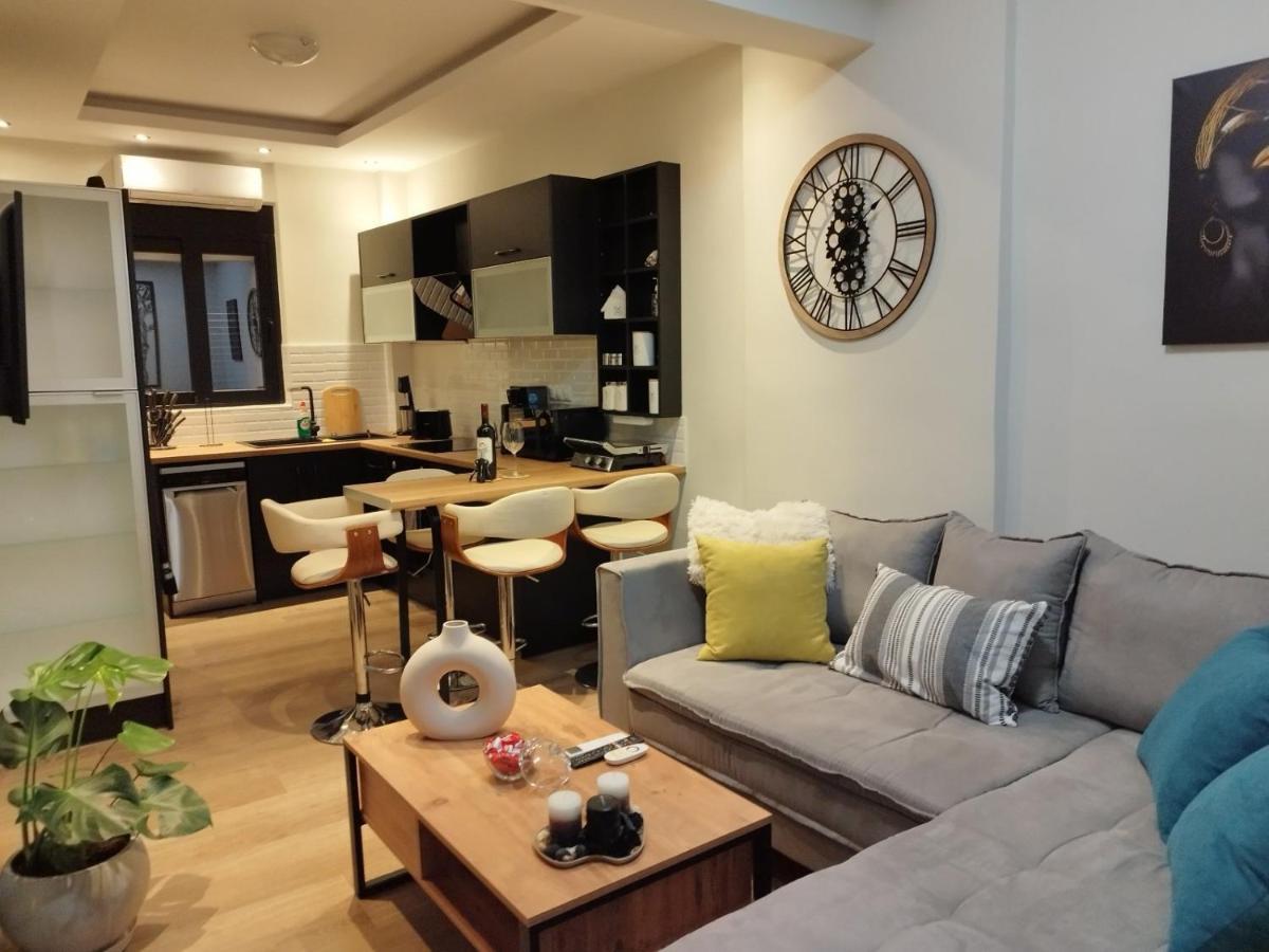 Luxurious Apartment In The Heart Of Town ! 루트라키 외부 사진