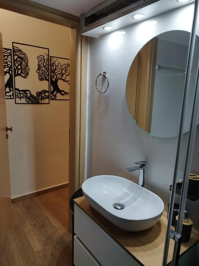 Luxurious Apartment In The Heart Of Town ! 루트라키 외부 사진