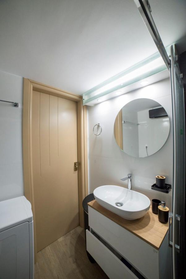 Luxurious Apartment In The Heart Of Town ! 루트라키 외부 사진