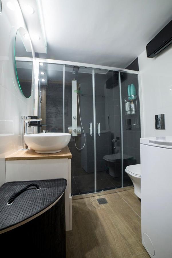 Luxurious Apartment In The Heart Of Town ! 루트라키 외부 사진